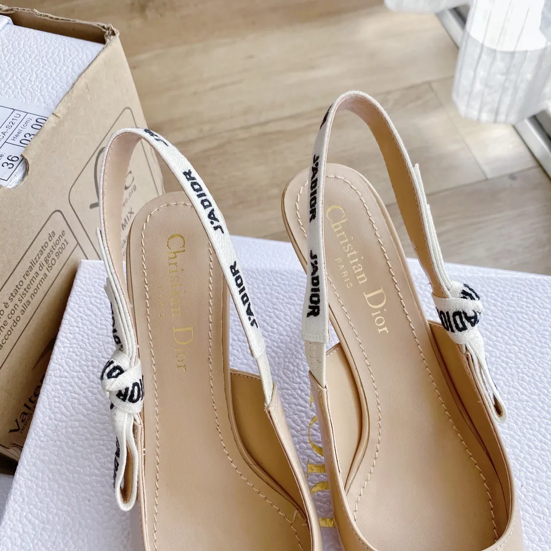 👟👟Ex-factory price 440👟👟 Developed one-to-one from the original version, 👠👠✨ ✨Dior’s popular sandals are new🔥 🔥 The same style as the most popular internet celebrities and celebrities of the year💁 💁. Imported fabric, lining and feet are made of calfskin lining🐑. Original molded heel, heel height 10Cm 6.5cm💘 Original molded metal outsole with five-pointed star LOGO mark✨. Original bow, 💅 Italian leather outsole. 👄💋 Full set of packaging (bags, cards, invoices, one-to-one wrapping paper) 34 40 41 customized